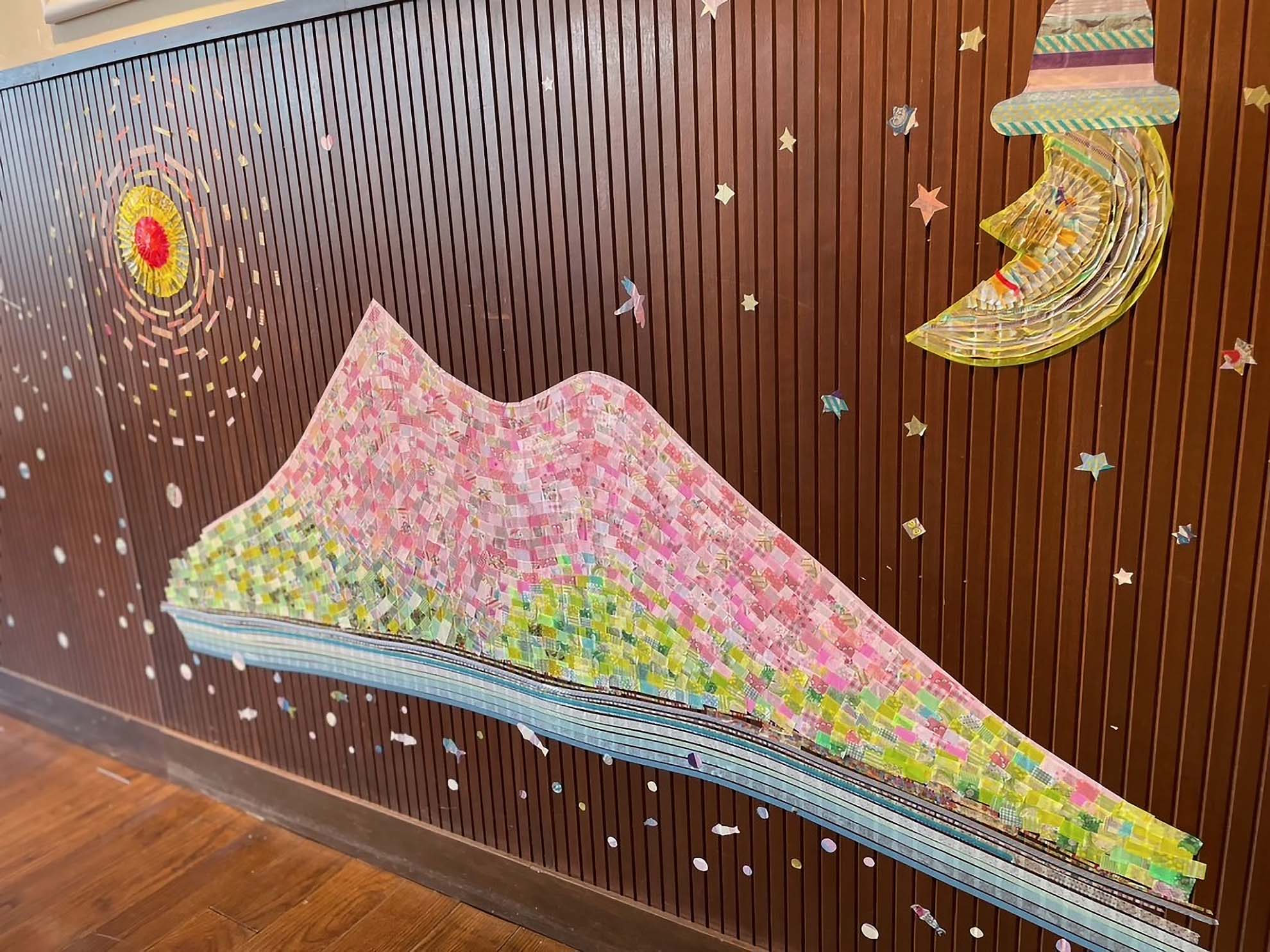 開成柏屋ギャラリーの壁 RAKUBARI (ラクバリ)事業で手がける磐梯山と太陽と月のマスキングテープウォールアート