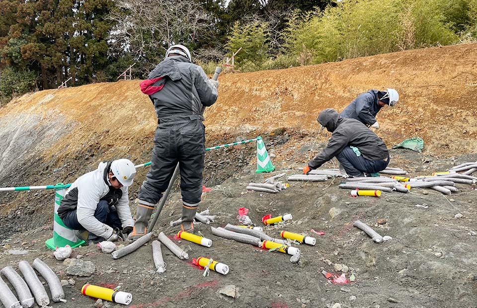 株式会社蔵場 岩石破砕工事の現場で働くスタッフ達