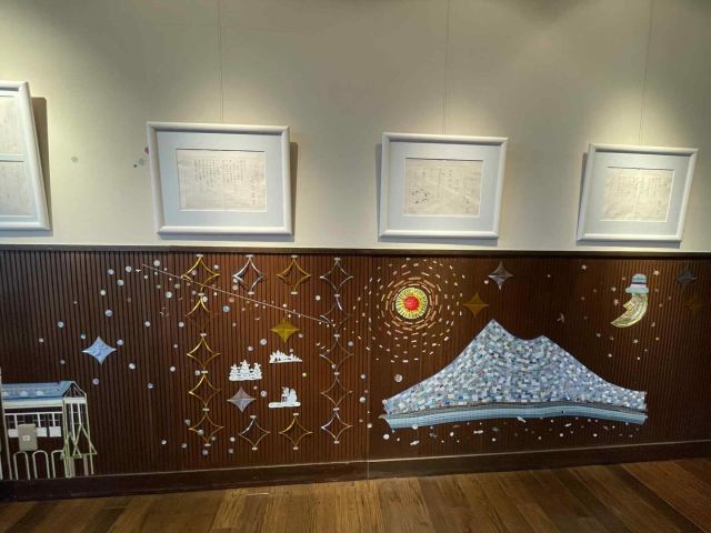 ◇壁にラクバリ: 青い窓@開成柏屋◇
短く感じた秋も過ぎ去り本格的な冬がやってきました🍂❄️

すんだ空気と冬景色🏔️の自然
キラキラした街並み🎄🎁✨
一年でいちばんワクワクする季節です😊

子供達の詩と共にどうぞご覧ください✨

冬をイメージした切り絵やオーナメントも飾ってあるので見に来て頂けるとうれしいです♪
是非お立ち寄り下さいませ☺️

青い窓ポケットガーデン
※ 福島県郡山市朝日1-13-5　開成柏屋内

#青い窓ポッケトガーデン
#マスキングテープ
#マステアート
#子どもの詩
#クリスマス
#装飾工作
#冬